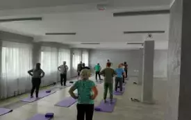 zdjecie przedstawiające osoby podczas zajęć w klubie seniora