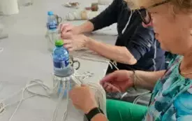 zdjecie przedstawiające osoby podczas zajęć w klubie seniora