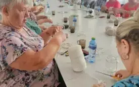 zdjecie przedstawiające osoby podczas zajęć w klubie seniora