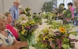 zdjecie przedstawiające osoby podczas zajęć w klubie seniora