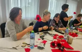 zdjecie przedstawiające osoby podczas zajęć w klubie seniora