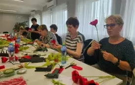 zdjecie przedstawiające osoby podczas zajęć w klubie seniora