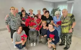 zdjecie przedstawiające osoby podczas zajęć w klubie seniora