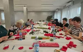 zdjecie przedstawiające osoby podczas zajęć w klubie seniora