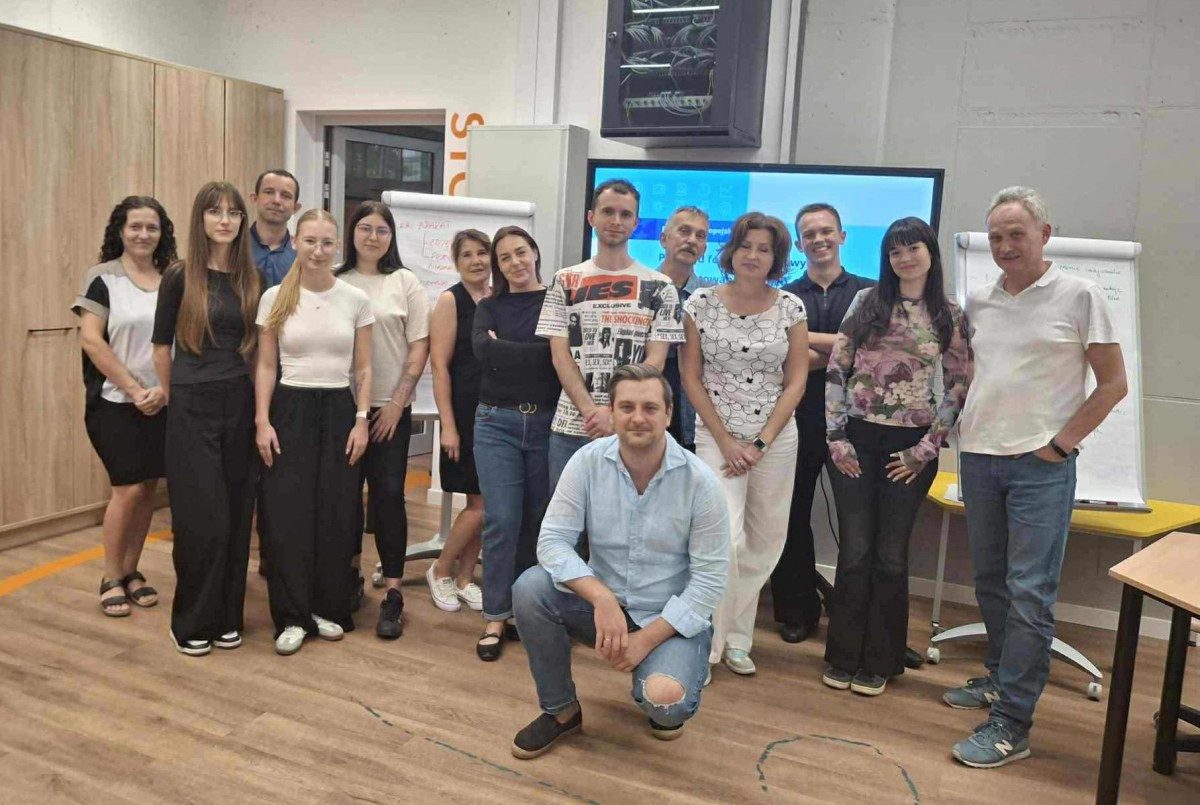 zdjecie przestawiajace edukatorow na szkoleniu